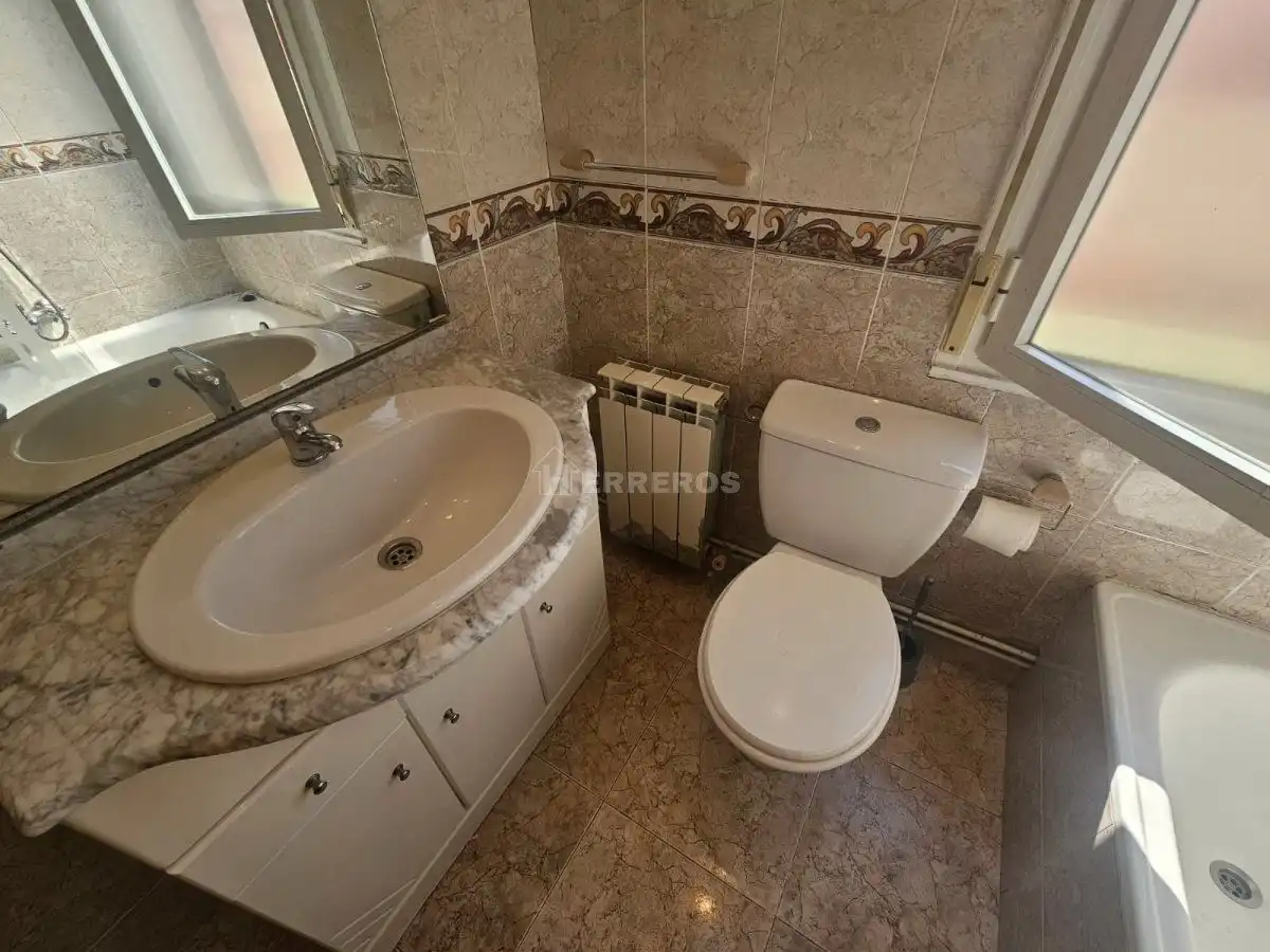 Bany de Apartament en venda en  Logroño amb Calefacció i Parquet
