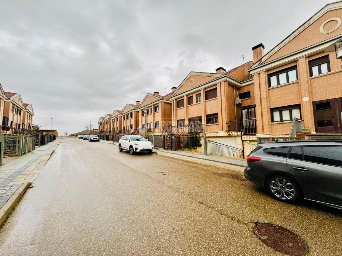 Vista exterior de Casa adosada en venda en Cistérniga
