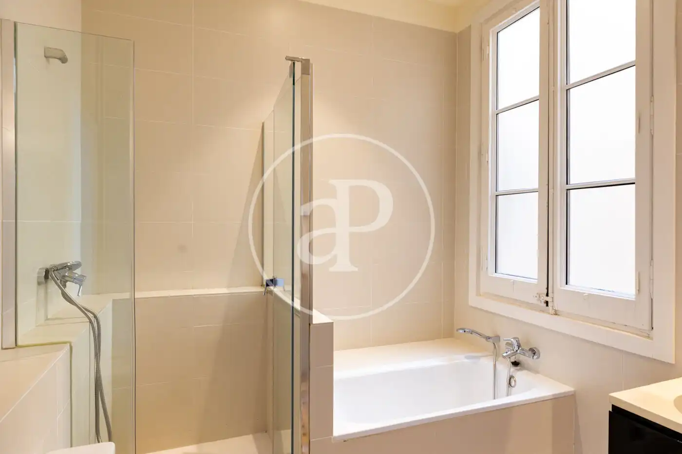Badezimmer von Wohnung zur Miete in Barcelona mit Klimaanlage, Heizung und Möbliert