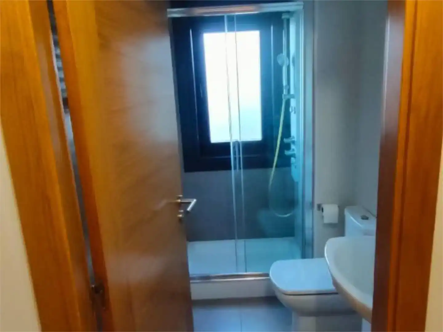 Bathroom of Flat for share in Santiago de Compostela   with Private garden, Parquet flooring and Storage room