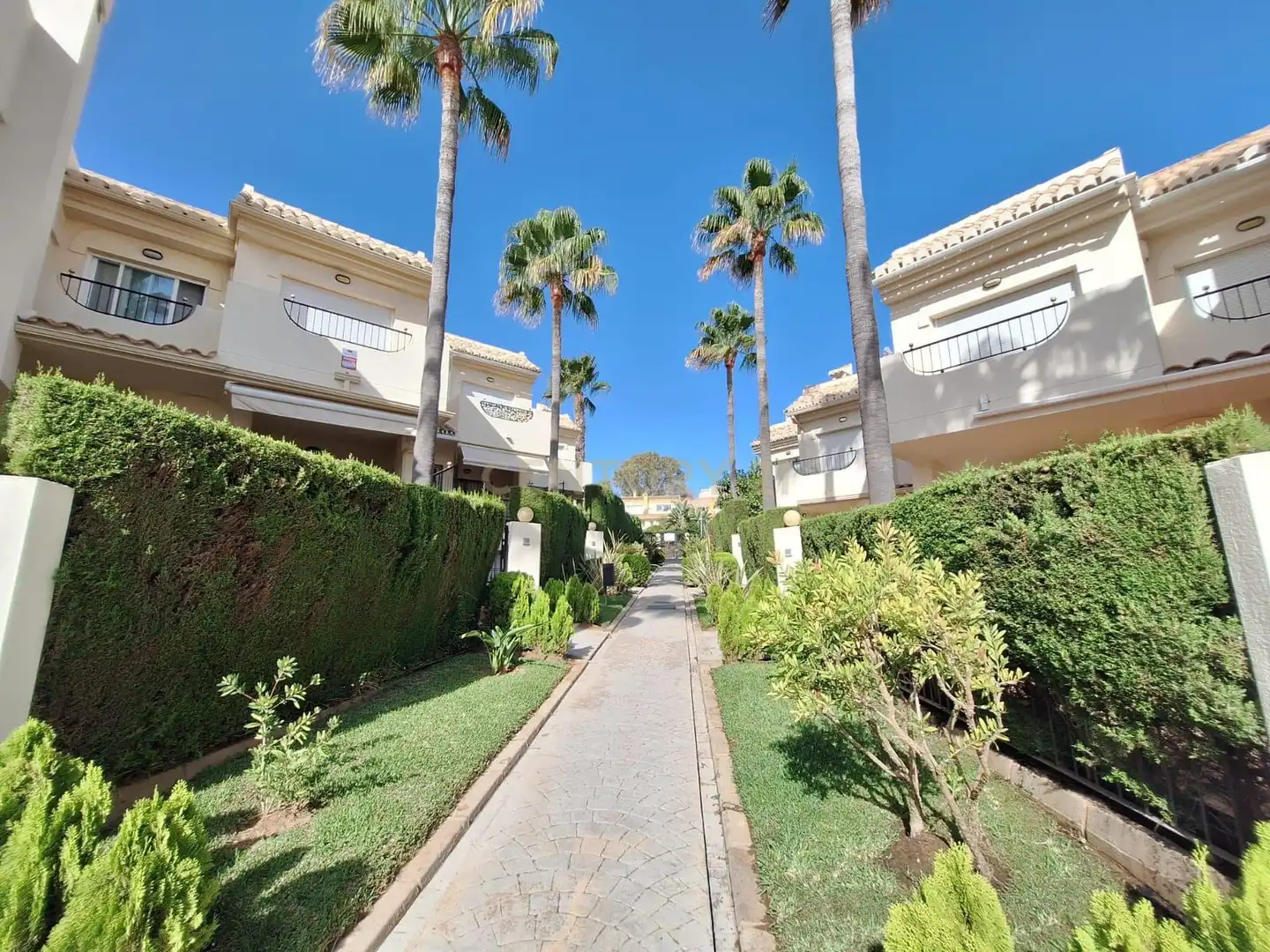 Vista exterior de Casa adosada de alquiler en Marbella con Aire acondicionado, Trastero y Piscina