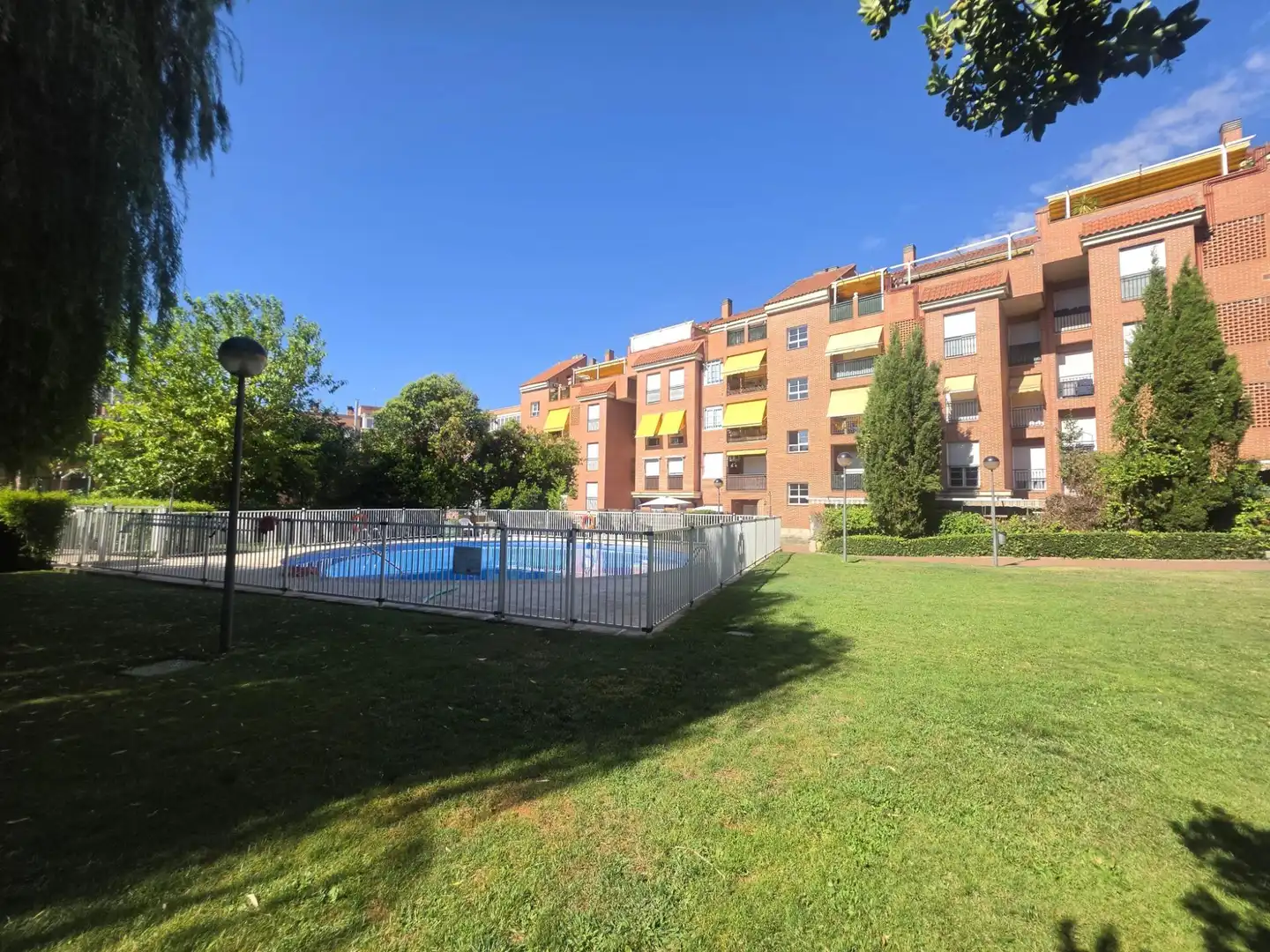 Piscina de Planta baixa en venda en Valdemoro amb Calefacció, Parquet i Terrassa