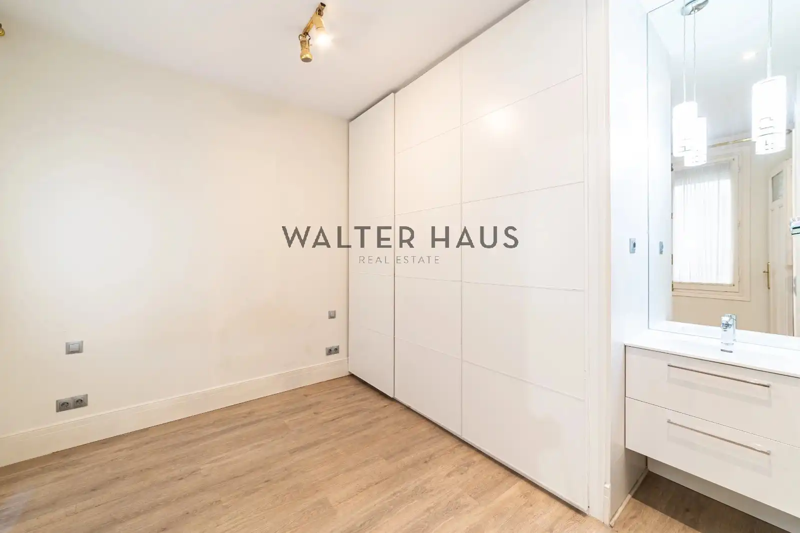 Bedroom of Flat for sale in Madrid  with Air Conditioner, Heating and Oven