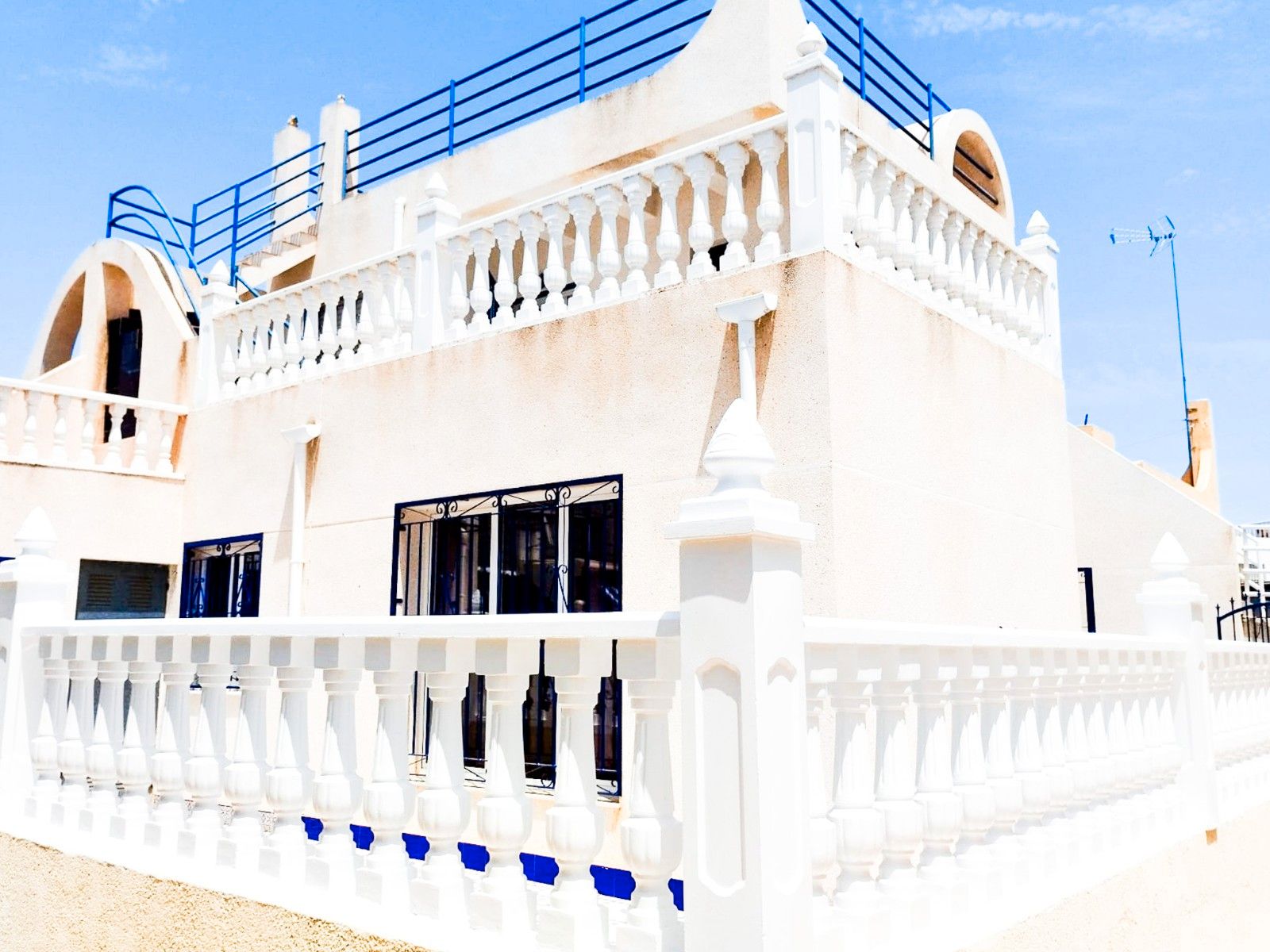Vista exterior de Casa adosada en venta en Torrevieja con Aire acondicionado, Jardín privado y Terraza