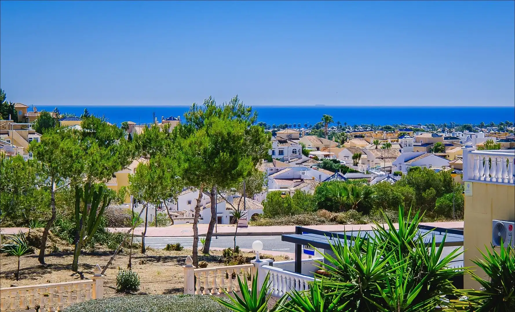Vista exterior de Casa adosada en venta en Orihuela con Aire acondicionado, Terraza y Trastero
