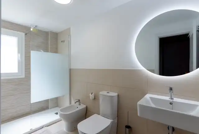 Bany de Casa o xalet en venda en Zahara de los Atunes amb Aire condicionat, Jardí privat i Terrassa