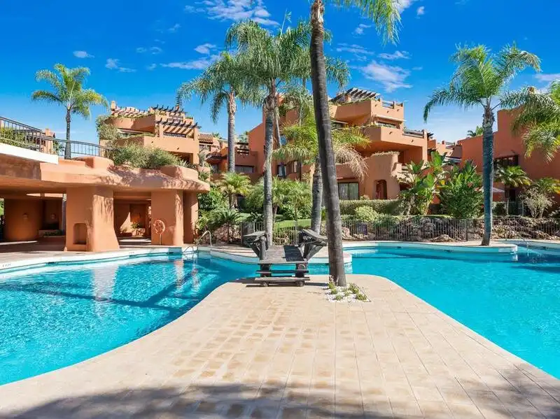 Vista exterior de Àtic de lloguer en Marbella amb Calefacció, Terrassa i Traster