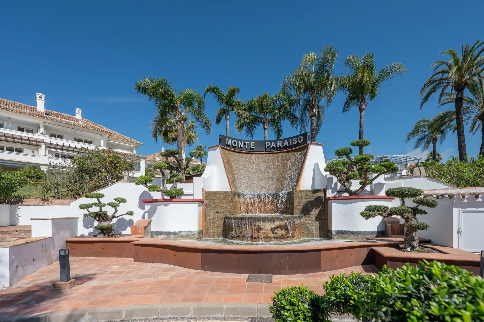 Vista exterior de Àtic en venda en Marbella amb Aire condicionat, Terrassa i Piscina