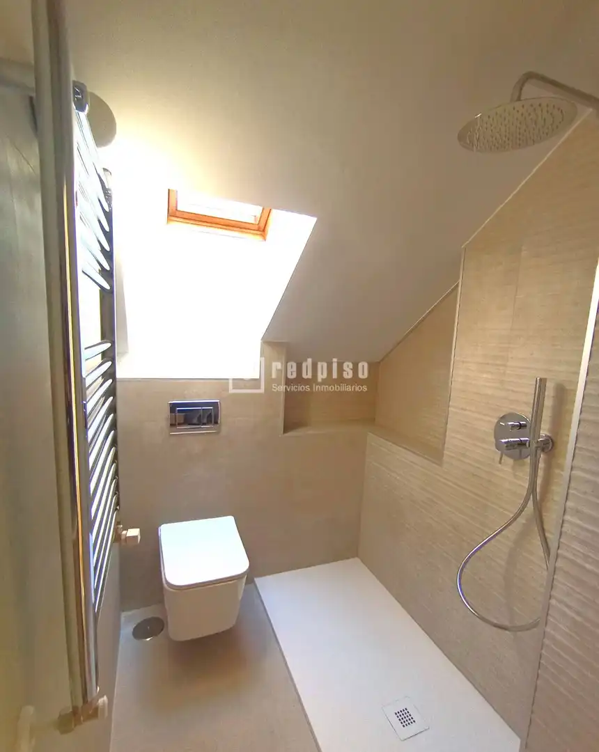 Badezimmer von Dachboden zum Verkauf in Madrid mit Klimaanlage, Heizung und Parkett