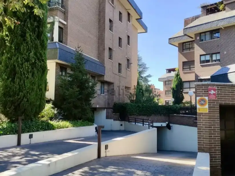 Außenansicht von Garage zum Verkauf in Avenida Europa