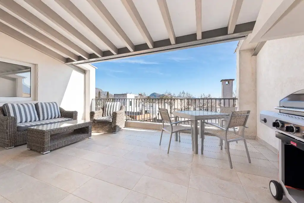 Terrasse von Einfamilien-Reihenhaus zum Verkauf in Pollença mit Klimaanlage, Heizung und Privatgarten
