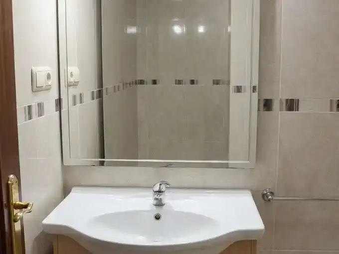 Bany de Pis de lloguer en Fuengirola amb Aire condicionat, Piscina i Balcó