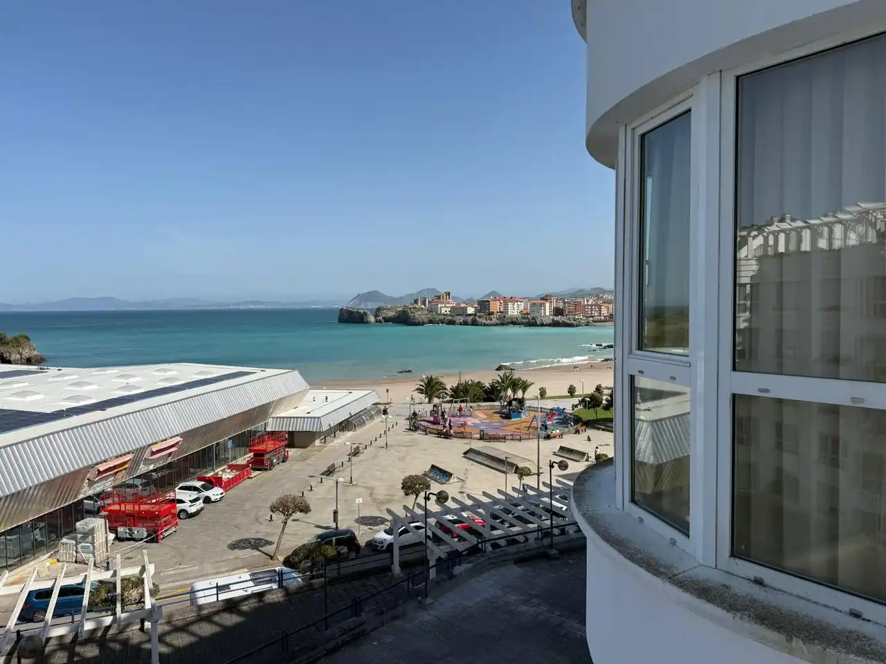 Vista exterior de Piso en venta en Castro-Urdiales con Calefacción, Parquet y Piscina comunitaria