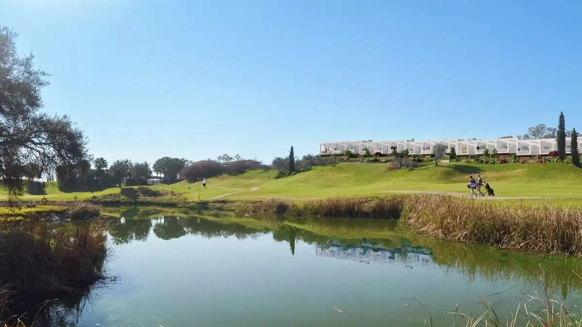 Vista exterior de Casa adosada en venda en Guillena amb Jardí privat, Terrassa i Piscina comunitària