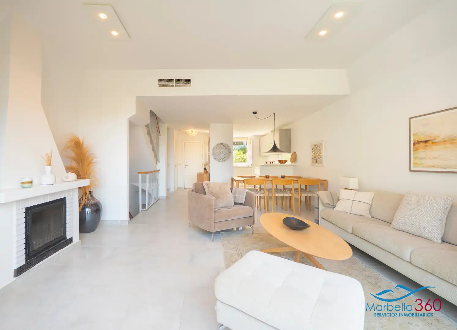 Sala de estar de Casa adosada en venta en Marbella con Aire acondicionado, Calefacción y Jardín privado