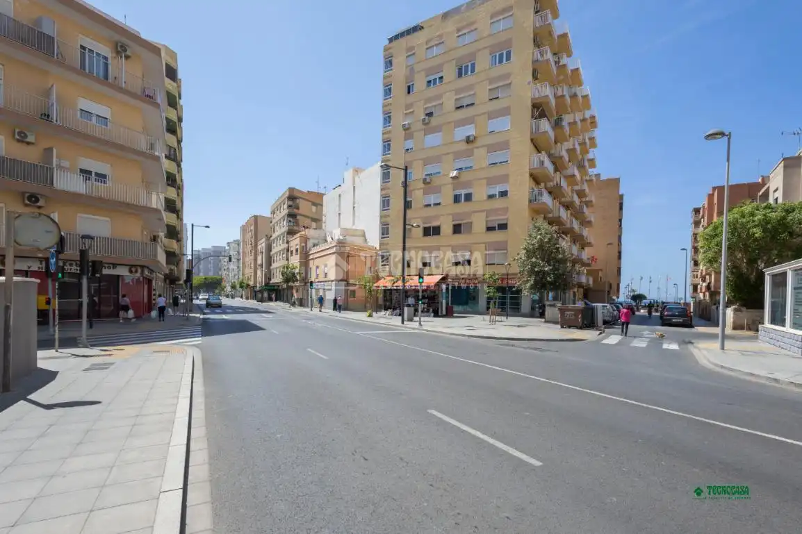 Vista exterior de Piso en venta en Almería