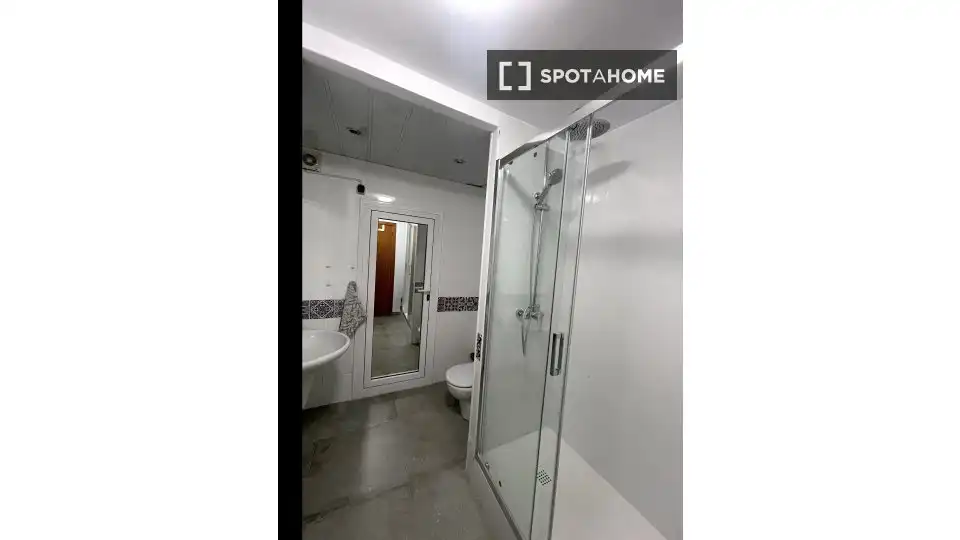 Baño de Piso para compartir en Cerdanyola del Vallès con Aire acondicionado, Calefacción y Terraza