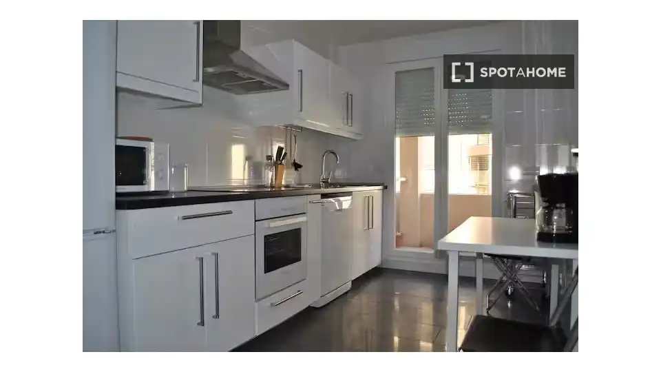 Cocina de Apartamento para compartir en Málaga con Aire acondicionado, Terraza y Amueblado