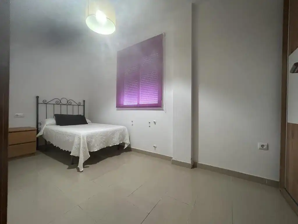 Dormitori de Apartament de lloguer en Villanueva de la Serena amb Aire condicionat, Traster i Moblat