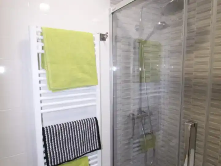 Badezimmer von Wohnungen zur Miete in Gijón  mit Balkon