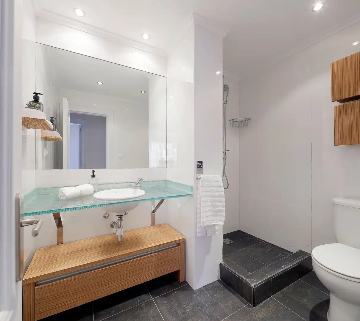 Baño de Piso de alquiler en Gijón  con Calefacción, Terraza y Trastero