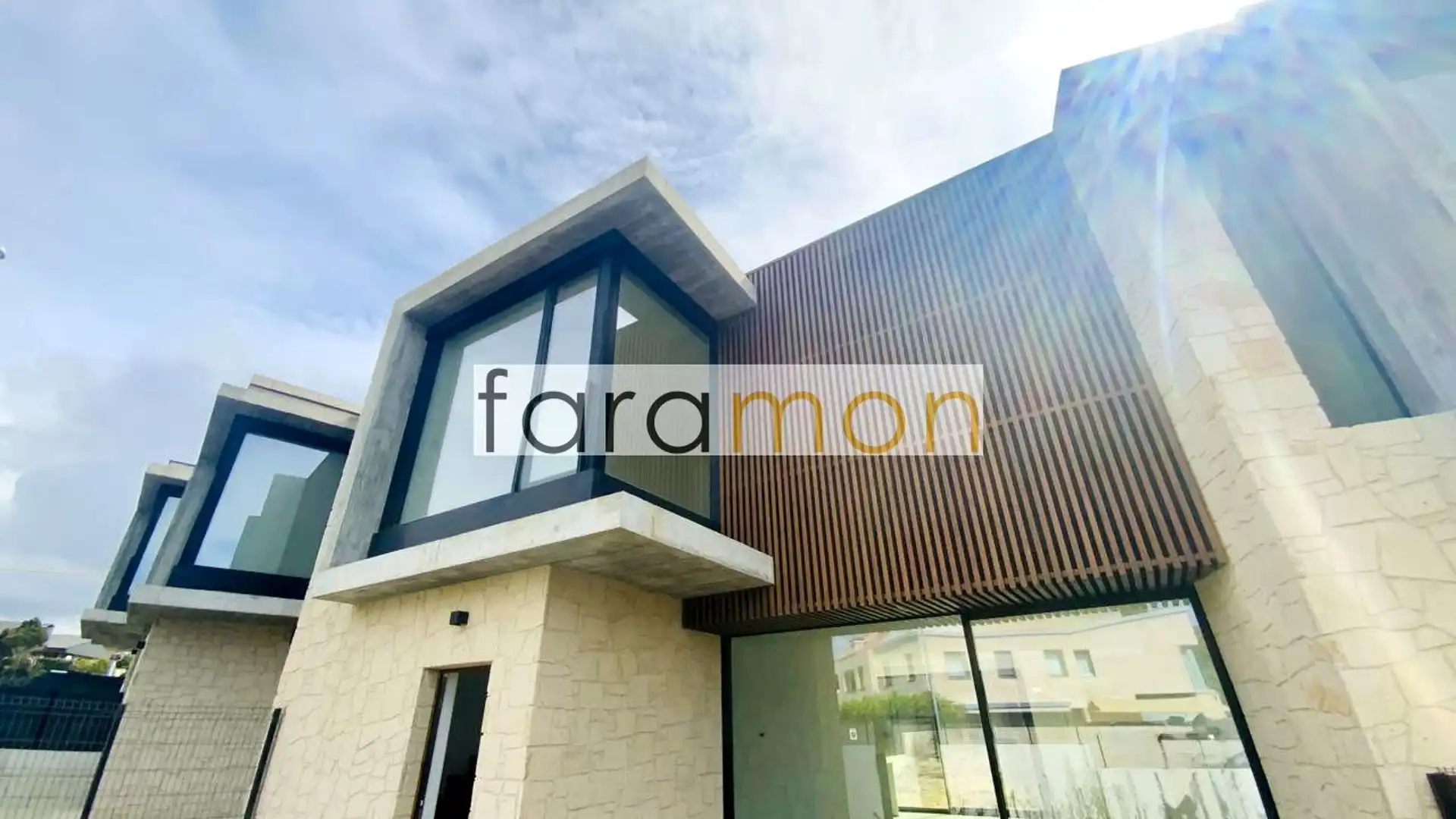 Vista exterior de Casa adosada en venta en Nigrán con Calefacción, Jardín privado y Terraza