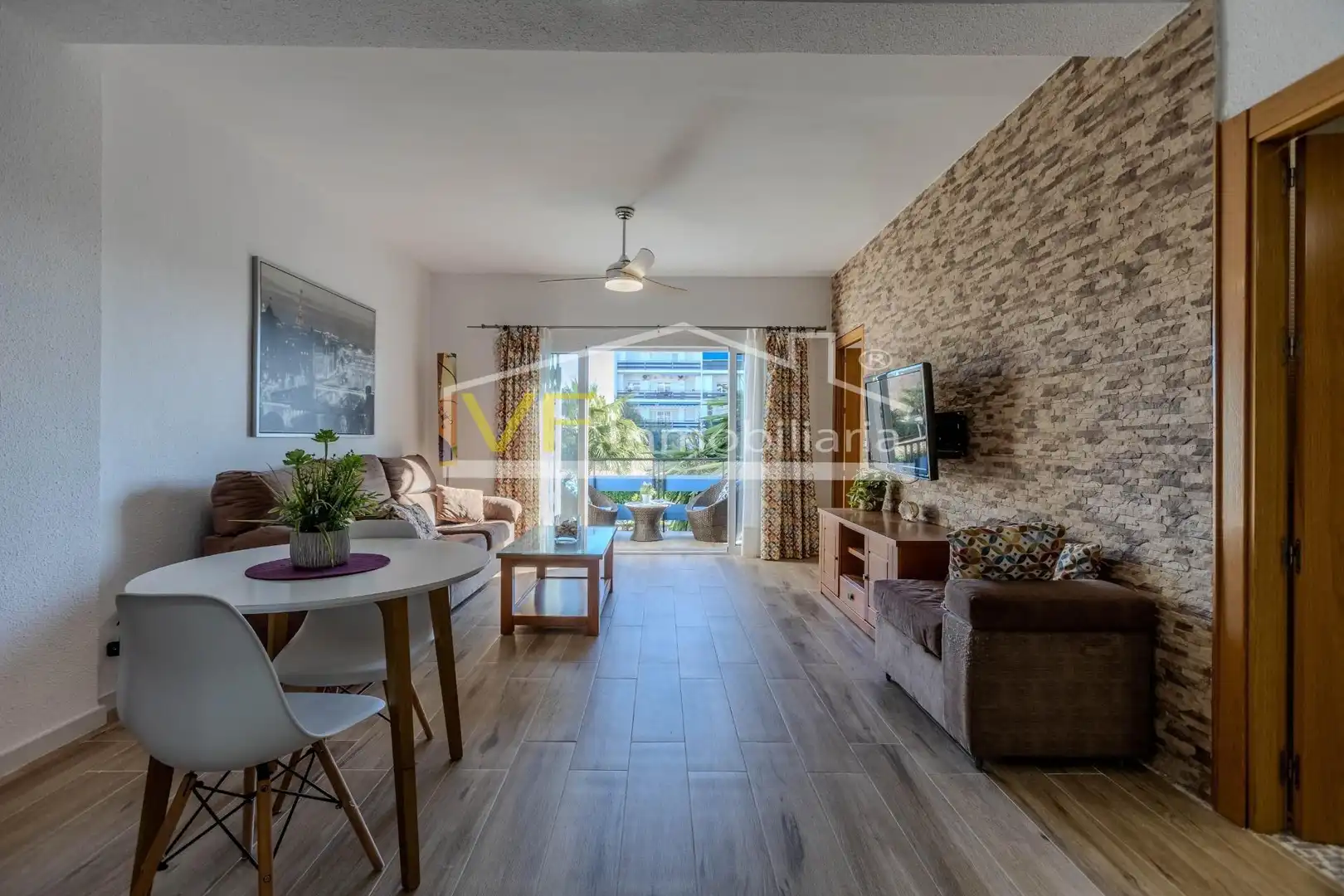Sala d'estar de Apartament en venda en Torremolinos amb Jardí privat, Terrassa i Piscina comunitària