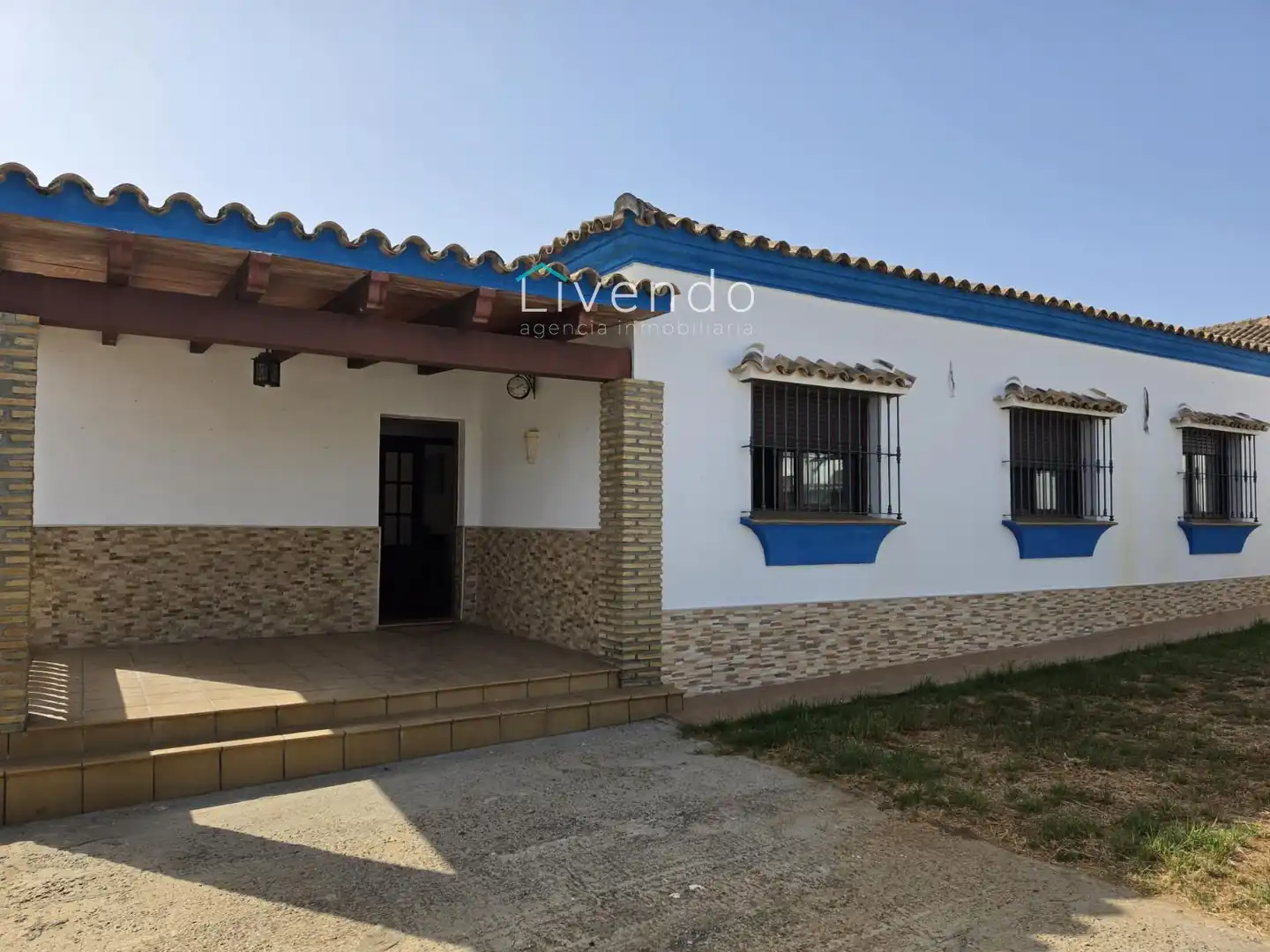 Vista exterior de Casa o xalet en venda en Chiclana de la Frontera amb Aire condicionat, Terrassa i Traster