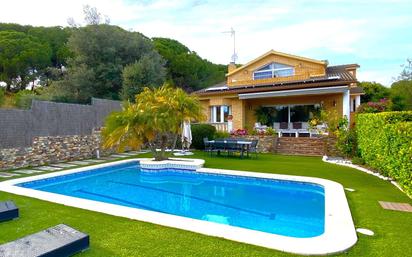 Jardí de Casa o xalet en venda en Arenys de Mar amb Aire condicionat, Terrassa i Piscina