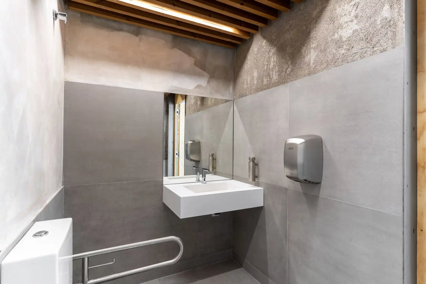 Baño de Oficina de alquiler en Barcelona con Aire acondicionado y Calefacción