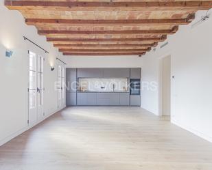 Exterior view of Apartment for sale in  Barcelona Capital  with Air Conditioner and Balcony