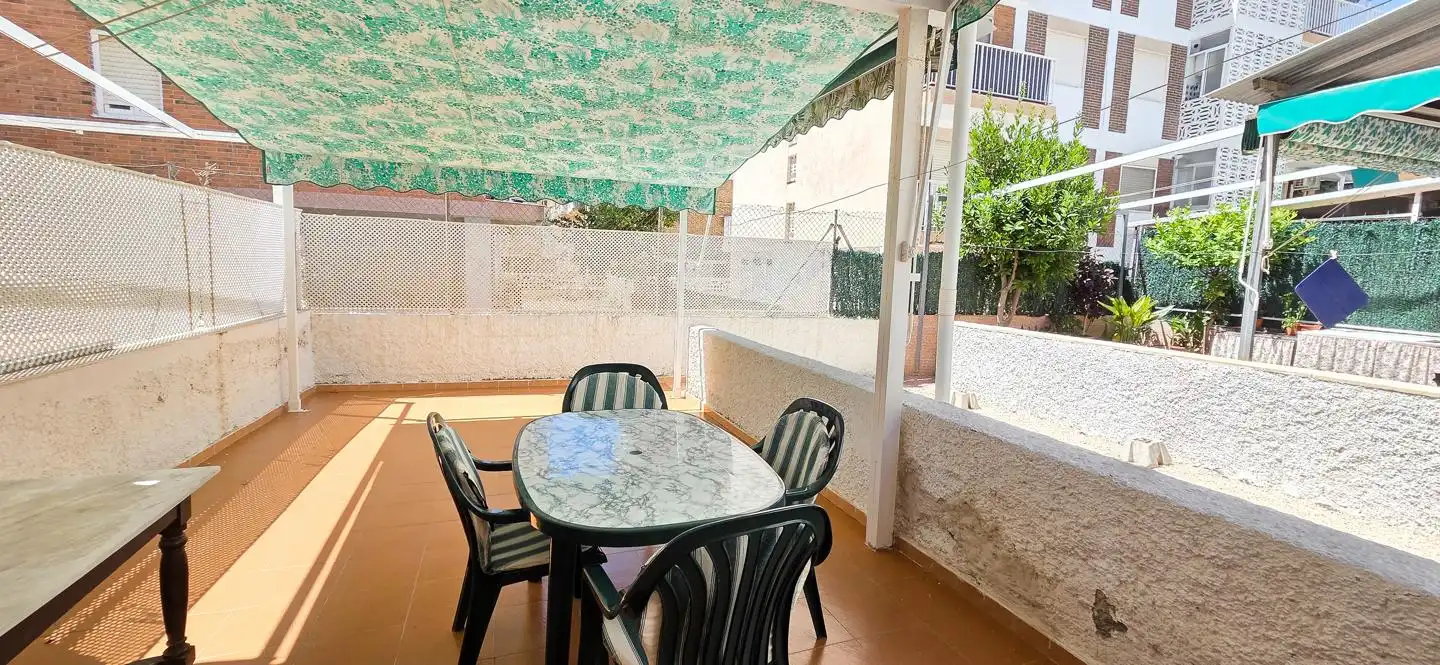 Terrasse von Einfamilien-Reihenhaus zur Miete in Santa Pola mit Klimaanlage, Terrasse und Möbliert
