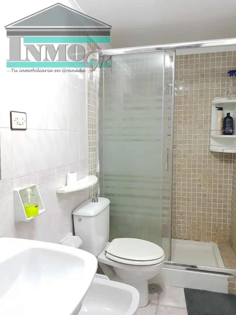 Bathroom of Flat for share in Granada  with Heating, Furnished and Balcony