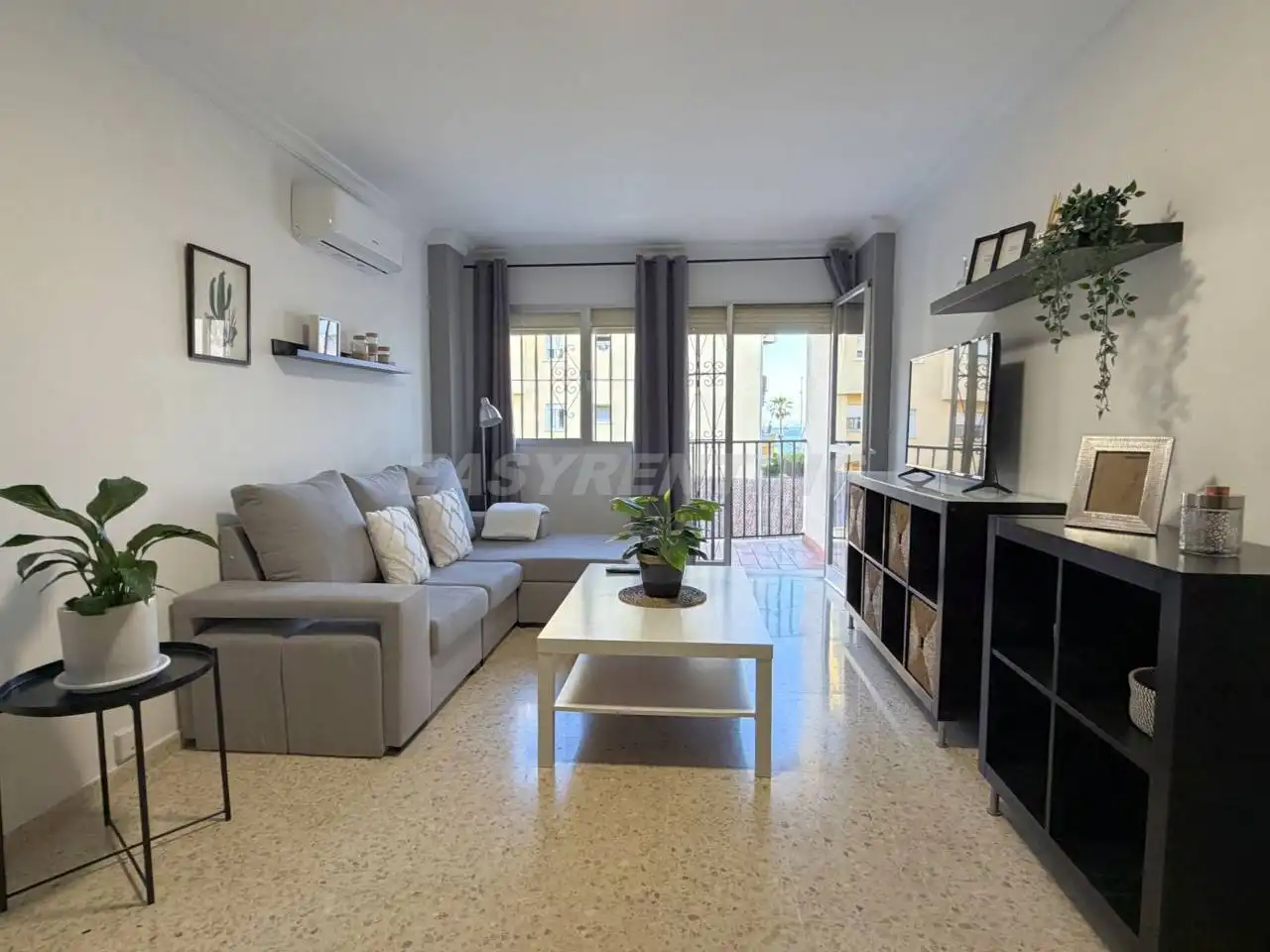 Sala d'estar de Pis de lloguer en La Línea de la Concepción amb Aire condicionat, Terrassa i Moblat