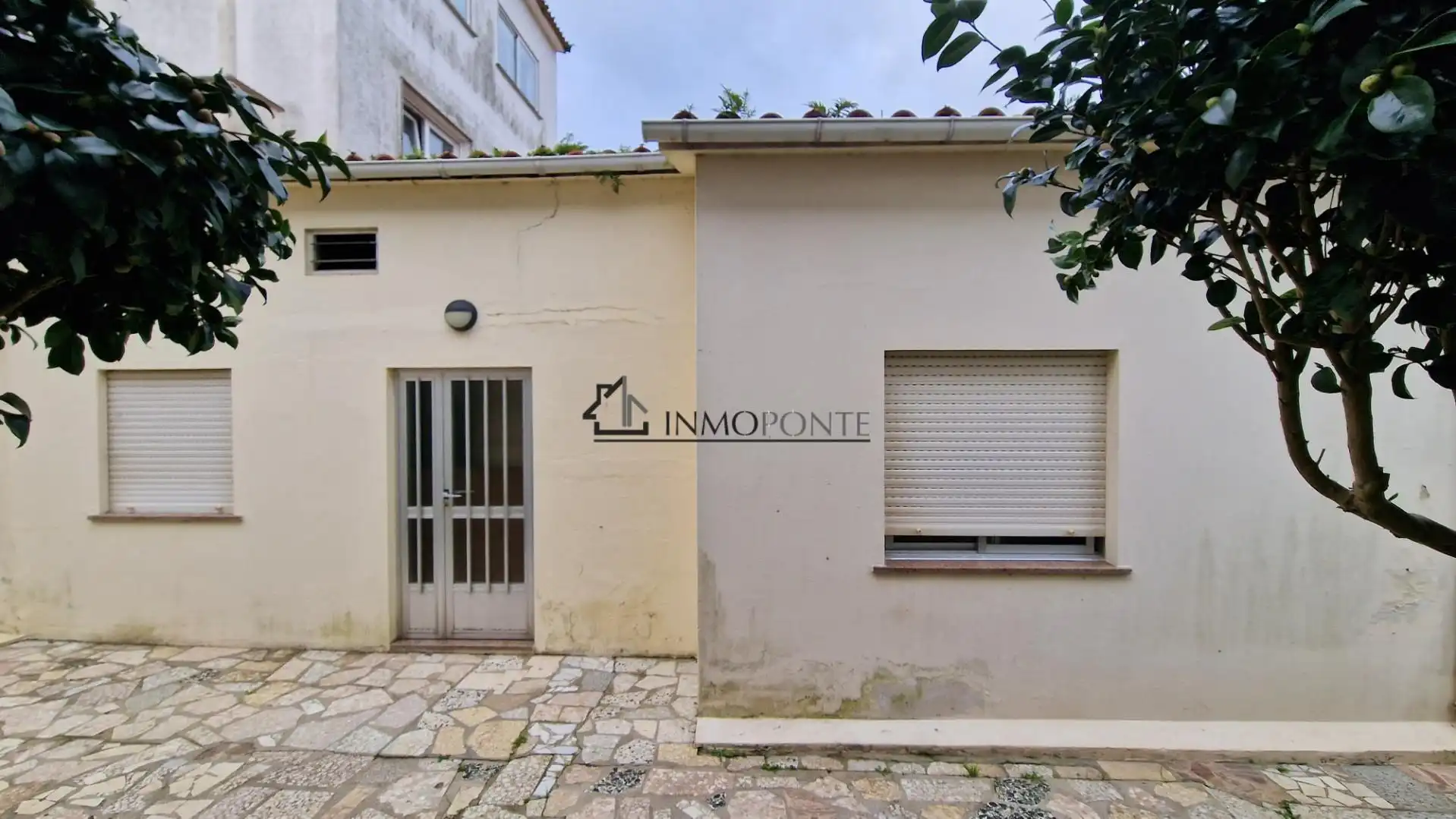 Vista exterior de Casa adosada en venda en O Grove   amb Calefacció, Jardí privat i Traster