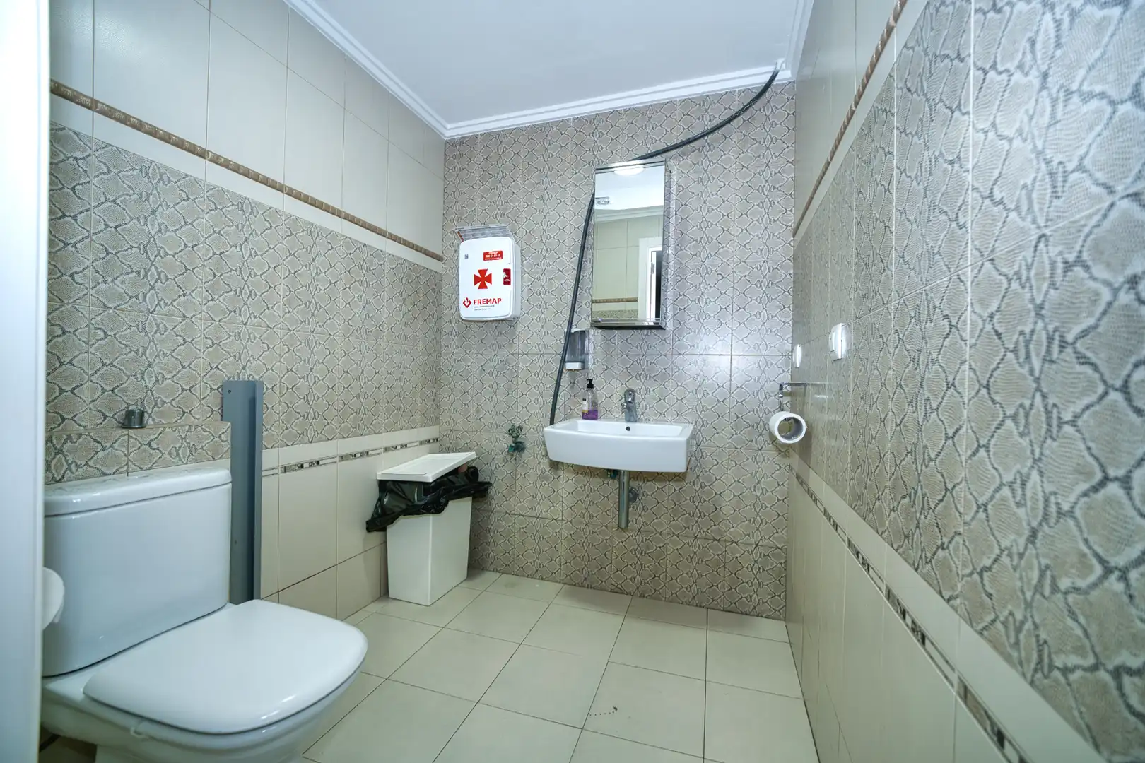 Baño de Local en traspaso en Valencia con Aire acondicionado, Calefacción y Amueblado