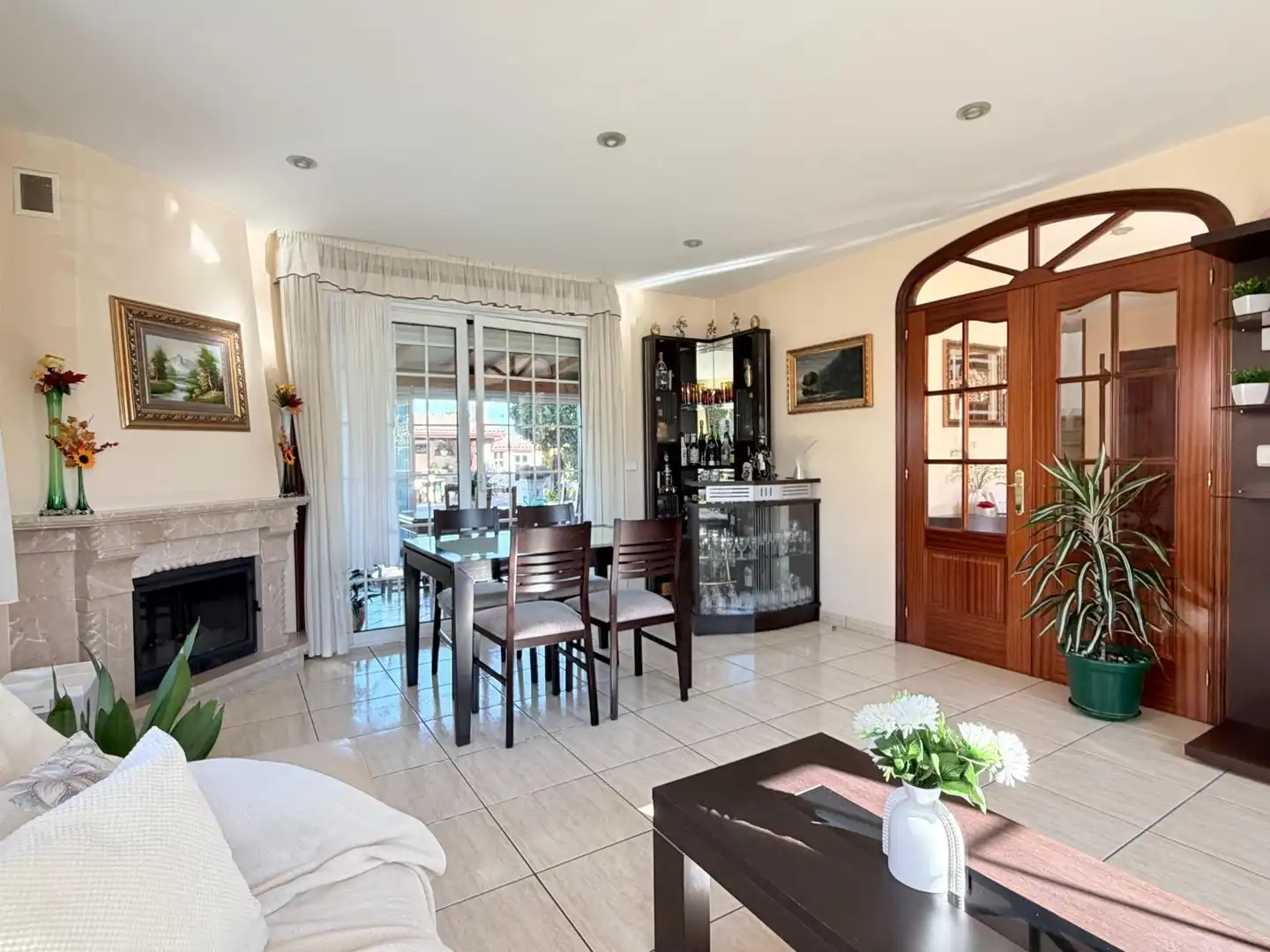 Sala d'estar de Casa o xalet en venda en Oleiros amb Calefacció, Jardí privat i Terrassa