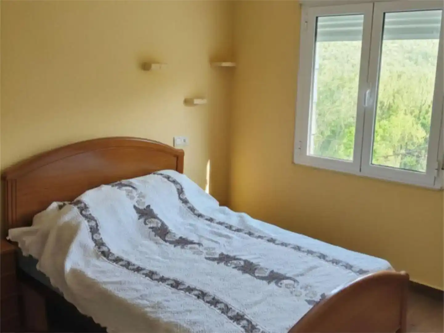 Habitación de Casa adosada en venta en Barjas con Jardín privado, Trastero y Amueblado