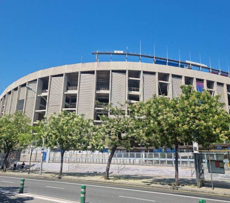 Vista exterior de Casa o xalet en venda en L'Hospitalet de Llobregat amb Balcó