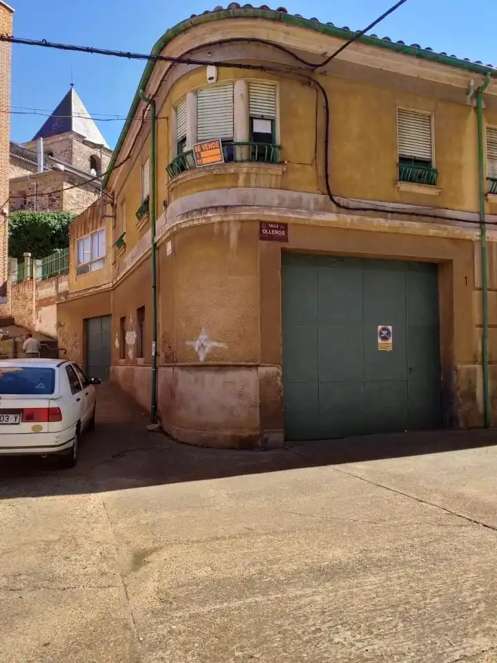 Aparcament de Casa o xalet en venda en La Bañeza  amb Traster