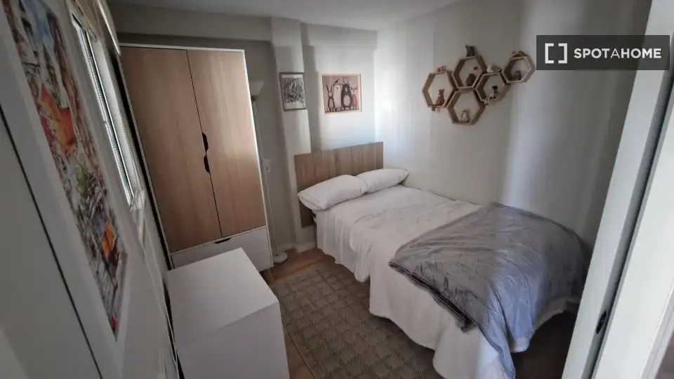 Bedroom of Flat for share in Barcelona  with Air Conditioner, Heating and Furnished