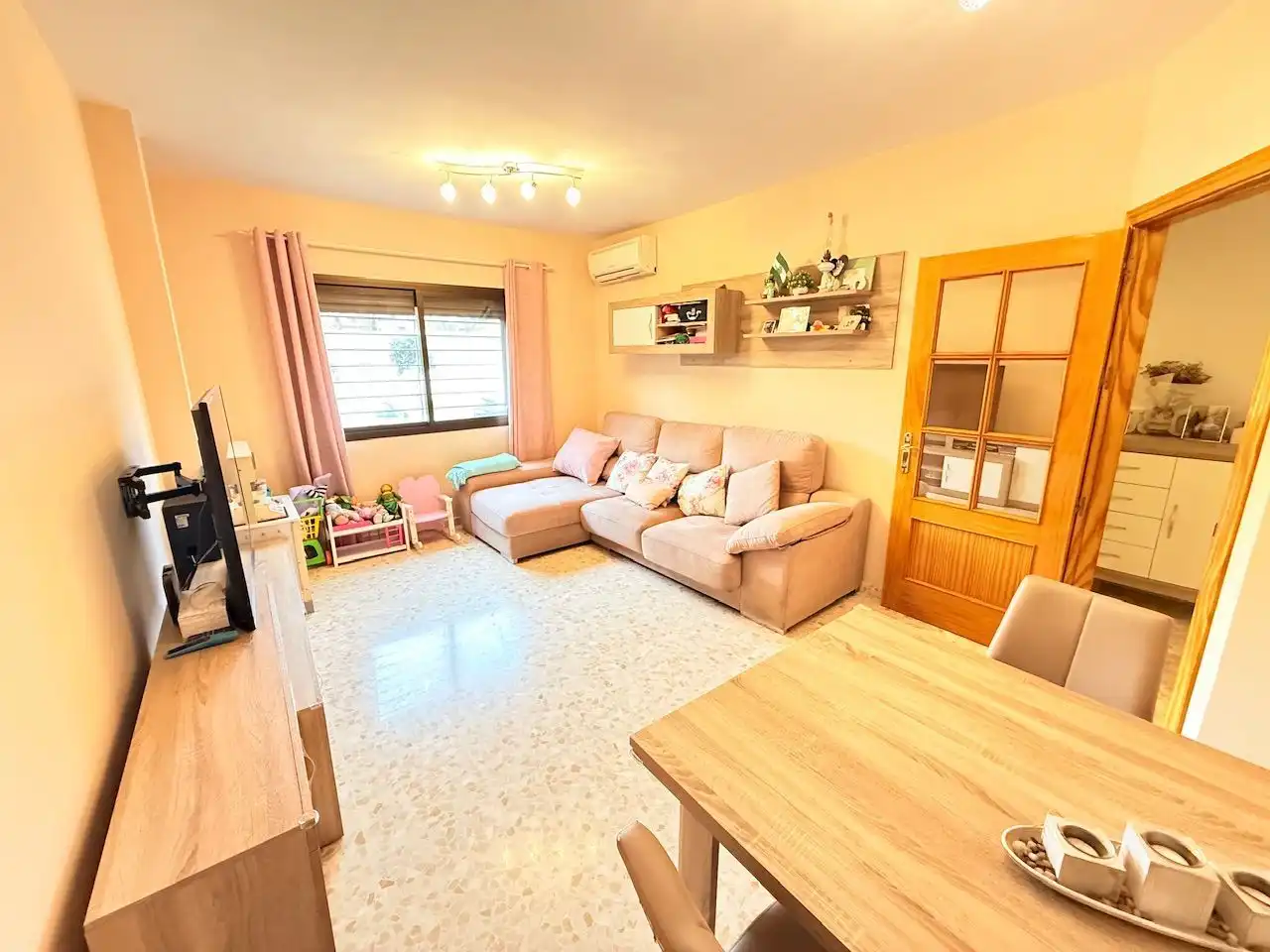 Sala de estar de Casa adosada en venta en Vélez-Málaga con Aire acondicionado y Calefacción