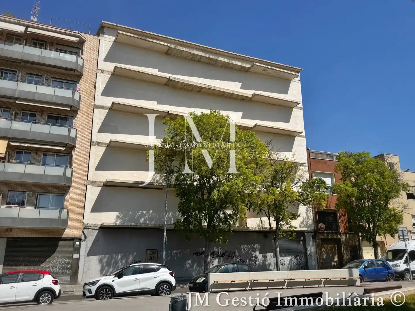 Vista exterior de Edifici en venda en Terrassa