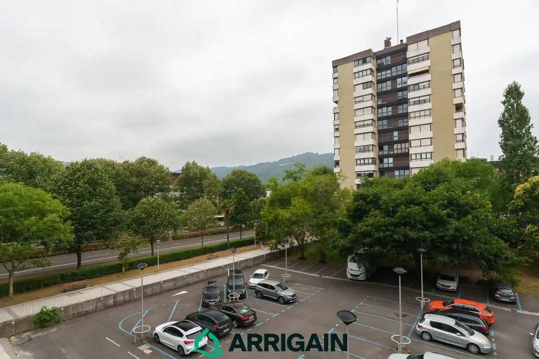 Aparcament de Pis en venda en Donostia - San Sebastián  amb Calefacció, Terrassa i Traster
