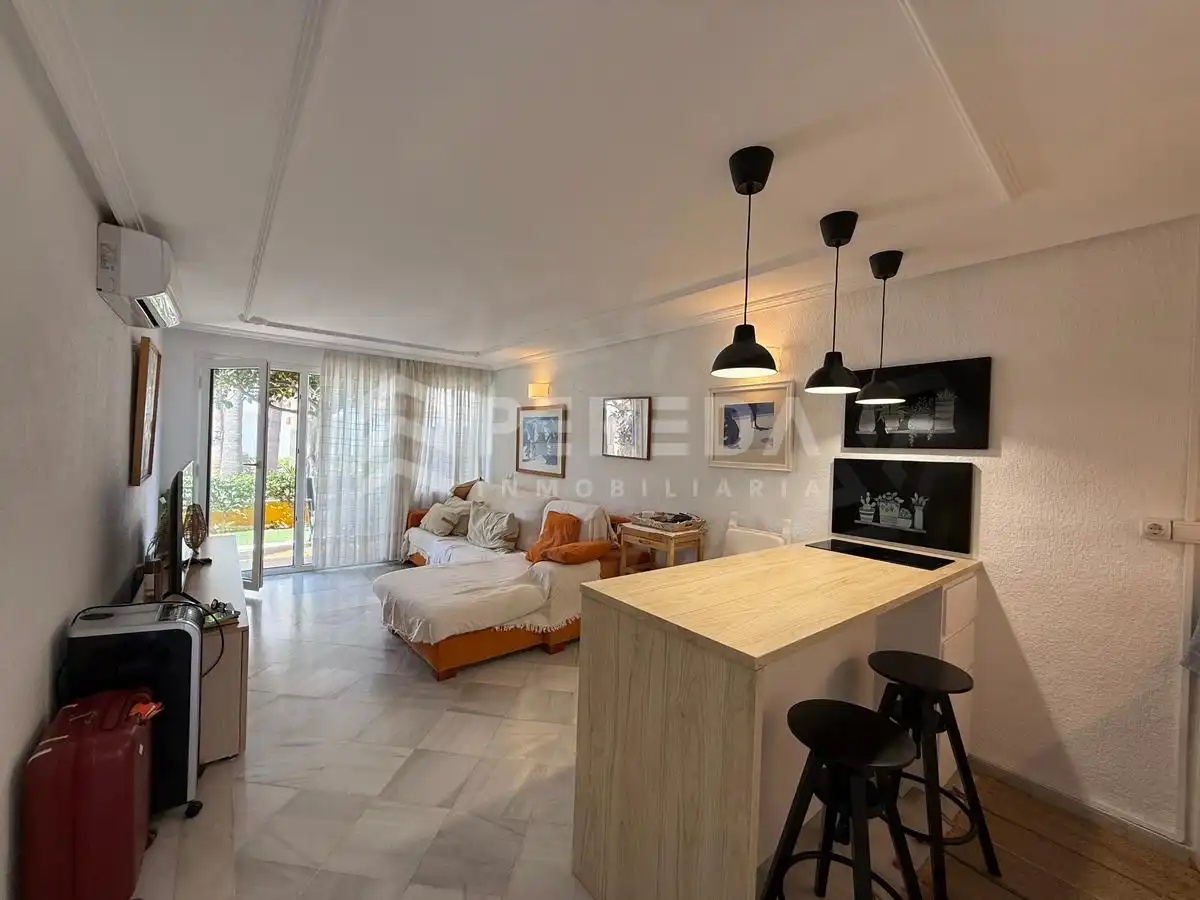 Wohnzimmer von Erdgeschoss zum Verkauf in Roquetas de Mar mit Privatgarten, Möbliert und Gemeinschaftspool