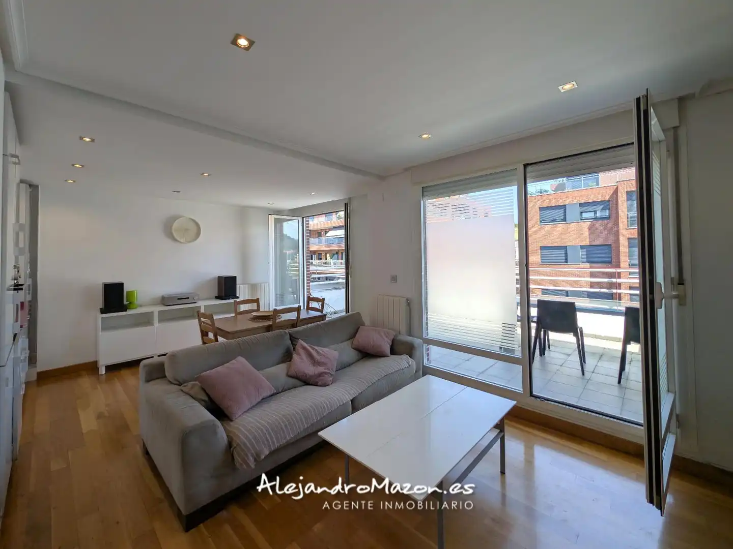 Sala de estar de Ático en venta en Castro-Urdiales con Calefacción, Parquet y Terraza