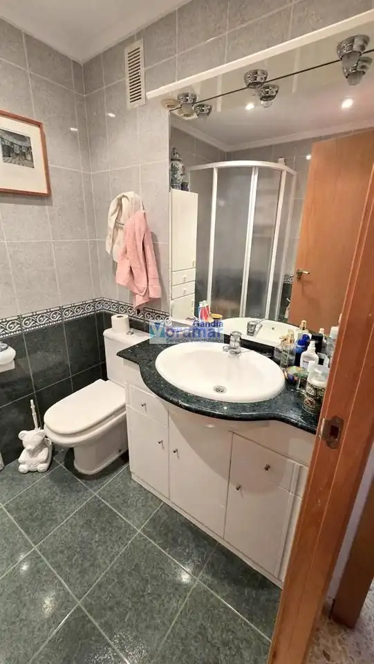 Badezimmer von Wohnungen zum Verkauf in Gandia mit Klimaanlage, Terrasse und Möbliert