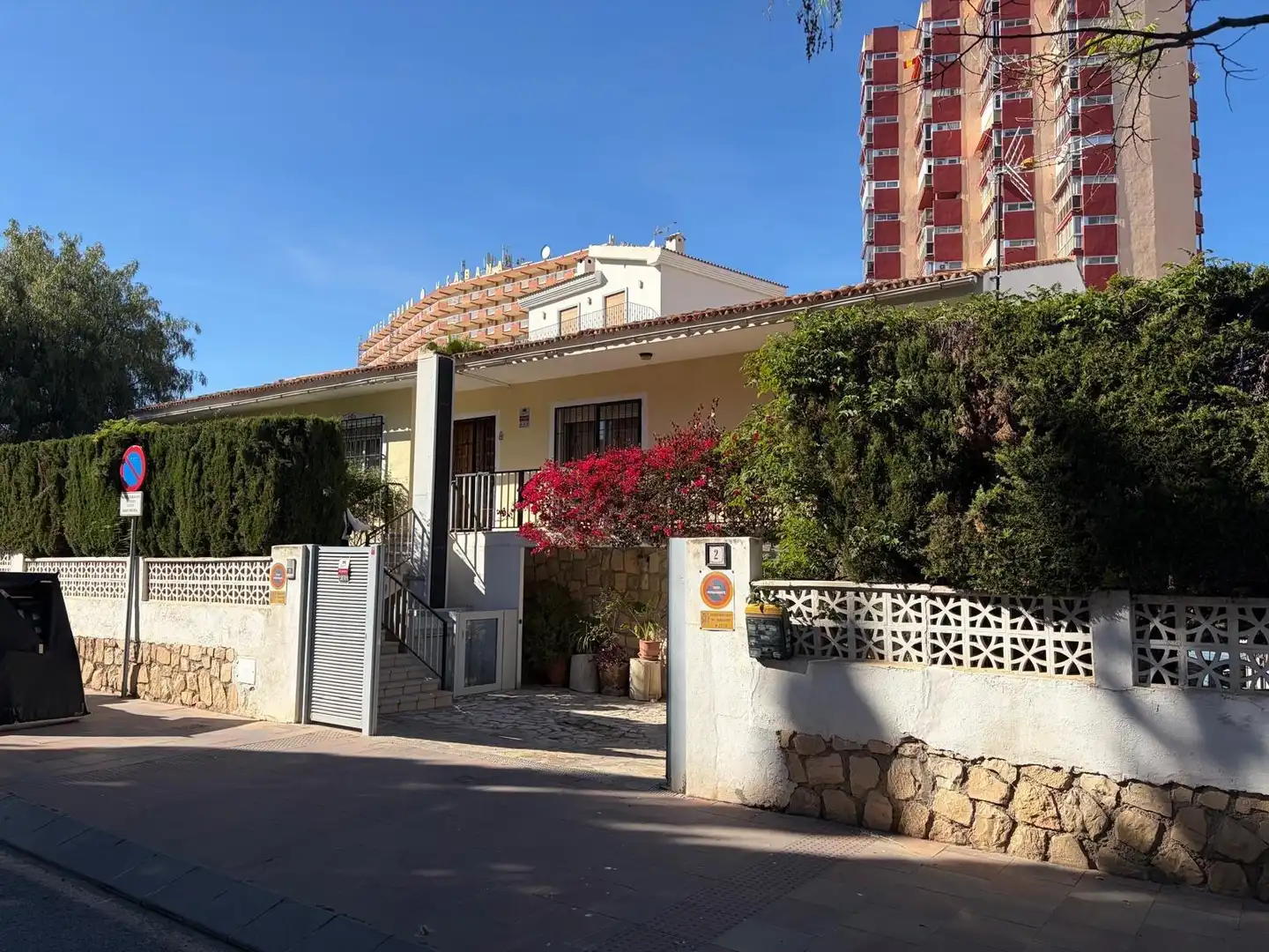 Vista exterior de Casa o xalet en venda en Benidorm amb Aire condicionat, Calefacció i Jardí privat