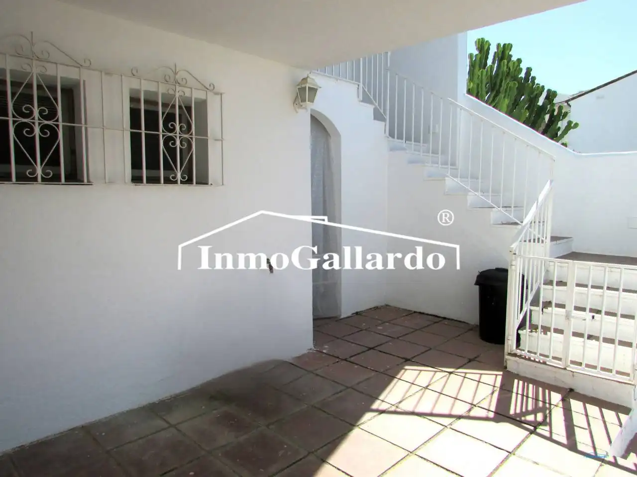 Vista exterior de Casa adosada en venda en Rincón de la Victoria amb Jardí privat, Terrassa i Piscina comunitària