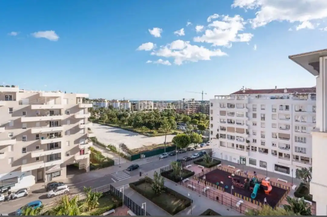 Außenansicht von Wohnung zum Verkauf in Marbella mit Klimaanlage, Heizung und Privatgarten
